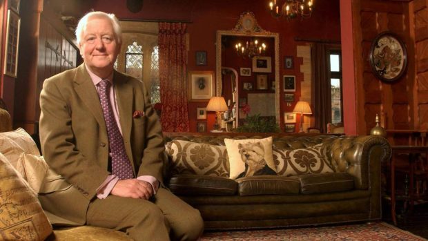 Un aristocrat britanic oferă 50.000 € pe an și castele pentru o soție: trebuie să-i facă doi fii și să știe să tragă cu arma. Lista de condiții este incredibilă