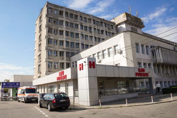 Scandal la UPU Pitești: bărbat agresiv sparge geamuri, atacă agenții de pază și este imobilizat de polițiști