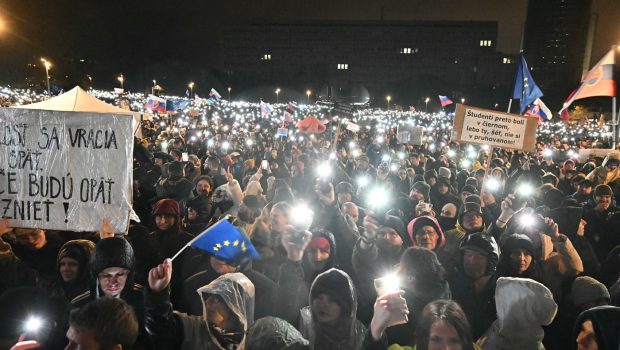 Zeci de mii de cehi şi de slovaci cer în stradă democraţie, la comemorarea Revoluţiei de Catifea: „Refuzăm să devenim un cal troian al Rusiei”