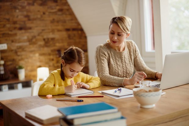 Meditații în sufragerie sau într-un spațiu profesionist? Cum îți transformi casa într-o „școală privată” pentru rezultate maxime la examene