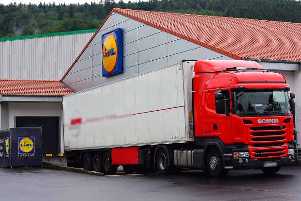 Un șofer de camion a furat zeci de paleți de Coca-Cola dintr-un depozit Lidl, ca să joace la pariuri, în Belgia