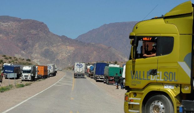 Un șofer de camion l-a mușcat pe un polițist care încerca să-i confiște marfa. Circula fără frâne, lumini și fără acte, în Argentina