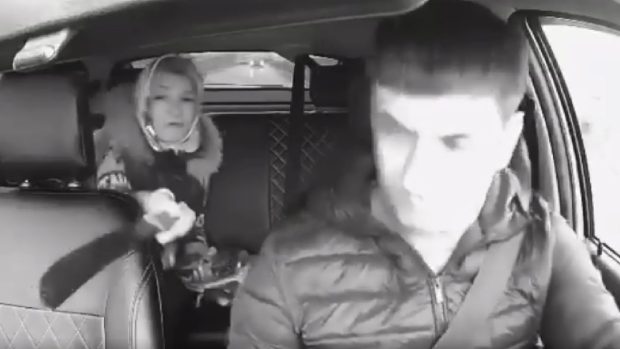 Pasagera nemulțumită de muzica din taxi l-a amenințat pe șofer cu o macetă și i-a cerut să schimbe melodia: „Vreau șansonete” | VIDEO