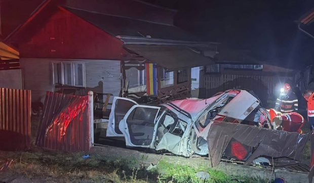 Un șofer a murit pe loc într-un accident cumplit la Molid, în Suceava. Mașina zdrobită de o dubă a fost aruncată în curtea unei case