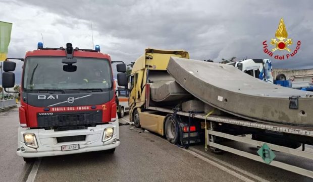 Un șofer român de TIR a murit pe loc după o frână bruscă în timp ce transporta două blocuri de beton, pe o șosea din Italia
