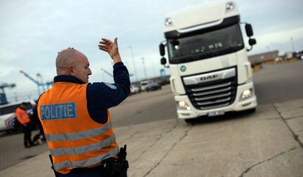 Cum ar putea un șofer român de TIR să primească 42 de milioane de euro amendă în Belgia
