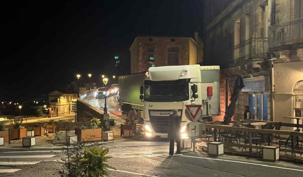 Un șofer român de TIR a fost luat prin surprindere de GPS și de renovările făcute lângă o catedrală din Franța și a rămas blocat cu camionul pe stradă