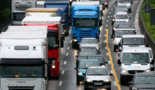 Șofer român de camion obligat de poliție să facă pauză de odihnă două zile, în Germania, în timp ce se întorcea acasă