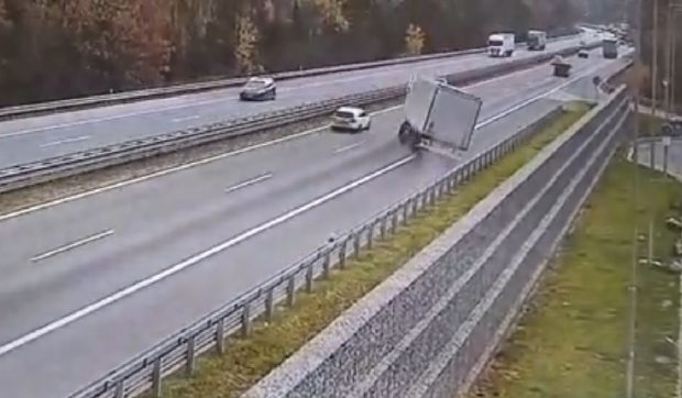 Un șofer moldovean a scăpat TIR-ul de sub control pe o autostradă din Cehia. Camionagiul riscă pedeapsa cu închisoarea