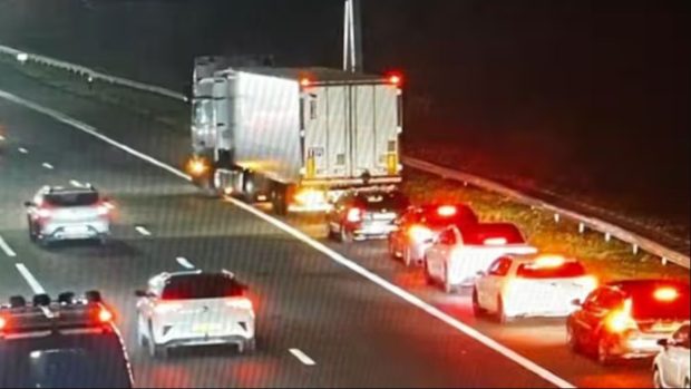 Un șofer de TIR a oprit pe banda de urgență ca să se culce și a făcut coadă de zeci de mașini în spatele lui, pe o autostradă din Olanda