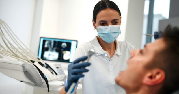 Soluții moderne pentru pacienții care se tem de intervenții dentare