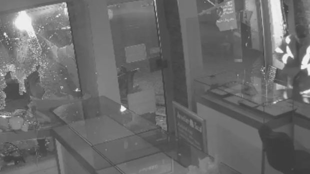 Un bărbat a furat un excavator, a intrat cu el într-o bijuterie și a vrut să ia pe sus și un bancomat, în Germania