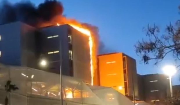 Un spital din Spania a luat foc după ce un incendiu alimentat de vânt s-a extins. Pacienții și medicii au evacuat clădirea 