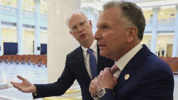 Oligarhii lui Vladimir Putin au întins momeli pe lângă miliardarii apropiați de Donald Trump, ca să-i scape de sancțiuni: proiectele de afaceri promise în cursul unor întâlniri secrete