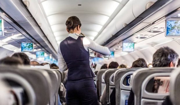 Limbajul secret al însoțitorilor de bord, dezvăluit de o stewardesă: „crocodil” pentru sandwich, „aripă de pui” pentru wrap | VIDEO