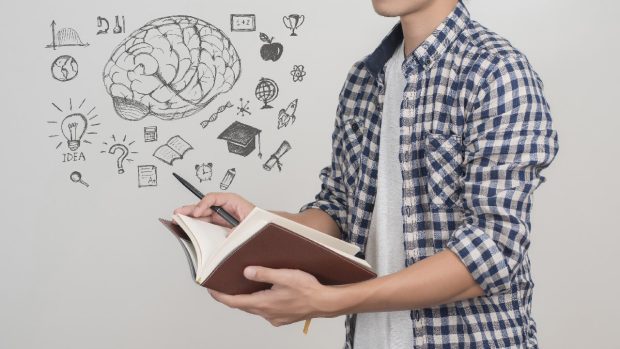 Un licean român întreabă pe internet: „La ce facultate să mă duc pentru bani?”. Ce răspunsuri a primit