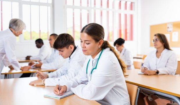 Profesoara universitară din Iași care bruia ilegal studenții în timpul examenelor nu poate fi sancționată