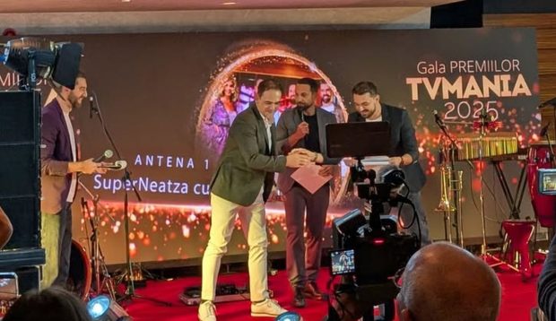 Moment inedit la Premiile TVmania: Shurubel și Bogdan Ciudoiu de la PRO TV au oferit un premiu pentru „SuperNeatza cu Răzvan și Dani”, emisiune de la Antena 1