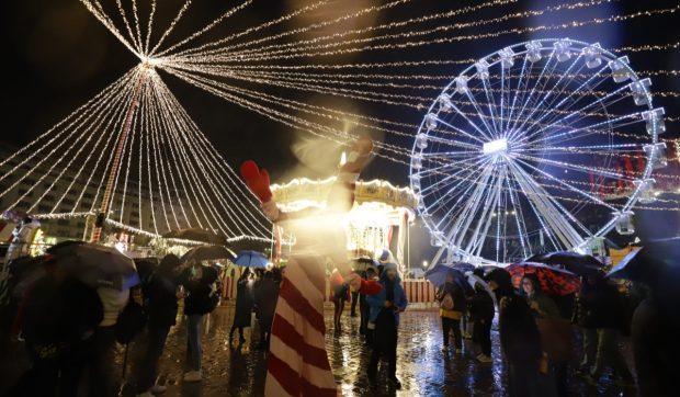 Târgul de Crăciun din Piața Constituției s-a deschis oficial: cât costă vinul fiert, turta dulce, clătitele și preparatele tradiționale românești
