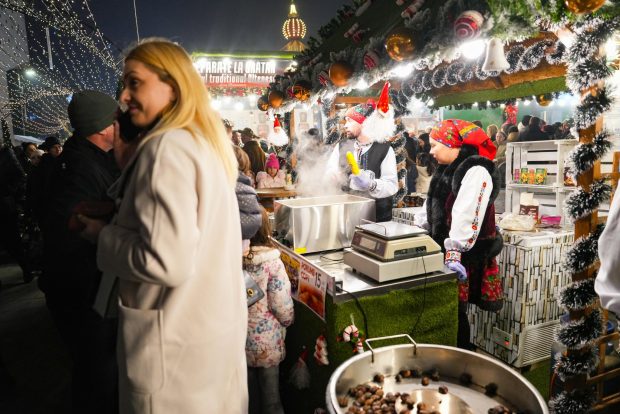 Cât costă trei mici cu cartofi la Târgul de Crăciun Craiova 2025. Avem prețurile pentru sarmale, ciolan și papanași