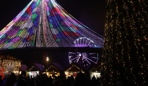Târgul de Crăciun din Drumul Taberei s-a deschis cu focuri de artificii: frigul și ploaia nu i-au speriat pe bucureșteni