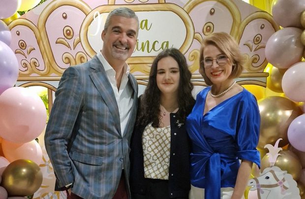 Imagine Stire Cum arată Dora, fiica Monicăi Davidescu și a lui Aurelian Temișan, la vârsta de 15 ani. Mesajele transmise de părinții ei. „Venirea ta ne-a restabilit lista de valori” | 2review.ro