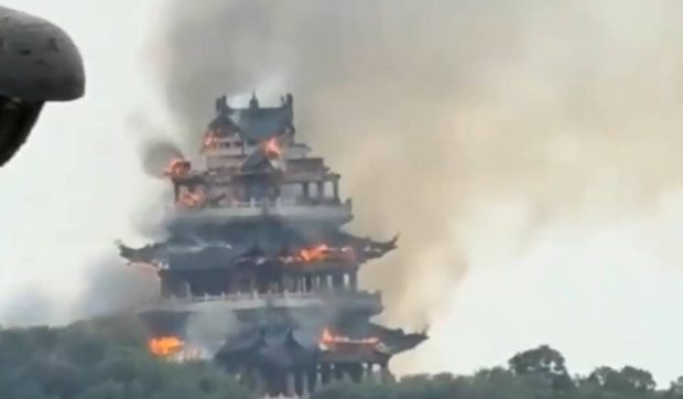 Un turist a dat foc unui templu dintr-un complex vechi de 1.500 de ani, când aprindea o lumânare,  în China | VIDEO