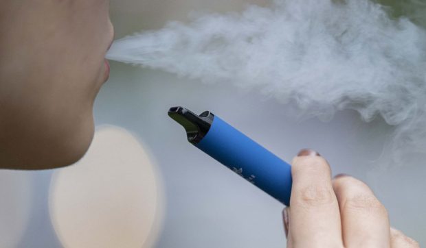 Țigările electronice apar oficial în ghidurile oncologice din SUA ca soluție pentru cei care vor să renunțe la fumat