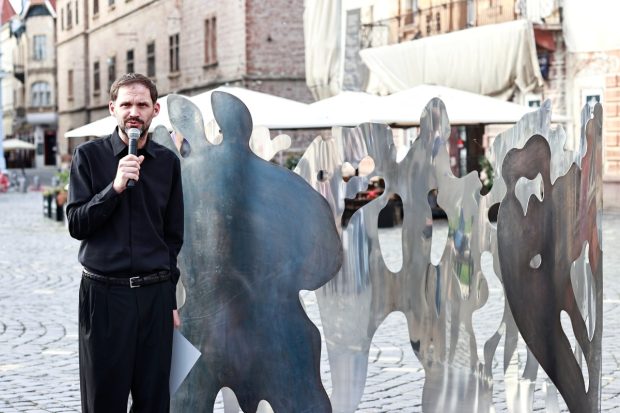 Sculptura Anului 2025, expusă în Piața Unirii din Timișoara, pentru un an: turiștii și localnicii vor putea admira „Together”, de Vlad Nancă