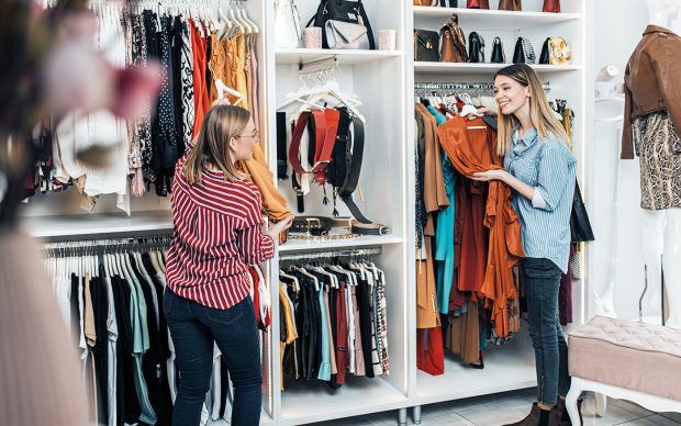 Tinerii aleg calitatea sau cantitatea când vine vorba de haine și încălțăminte? Cum văd croitorii și cizmarii schimbarea obiceiurilor de cumpărare între generații