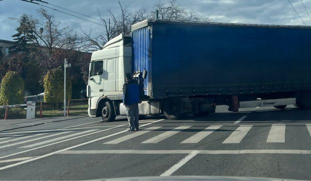 Un TIR a încercat să întoarcă în fața Universității de Vest din Timișoara și a blocat complet traficul