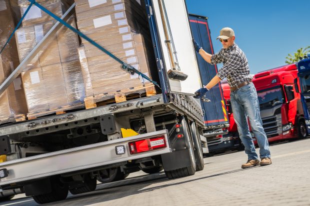 Șoferii români de TIR nu vor mai fi obligați să încarce sau să descarce marfa, iar amenzile ajung până la 30.000 de lei