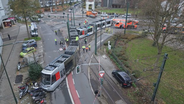 13 răniți după ce un tramvai a deraiat, în Düsseldorf. 9 oameni au ajuns la spital