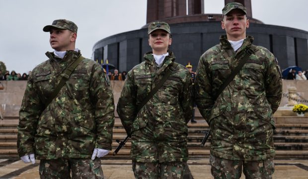 Trei frați de vârste diferite au depus jurământul de credință și au intrat în armata României în același timp