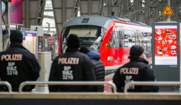 Un mecanic beat criță a condus un tren în Germania plin cu 250 de pasageri și a ratat stația