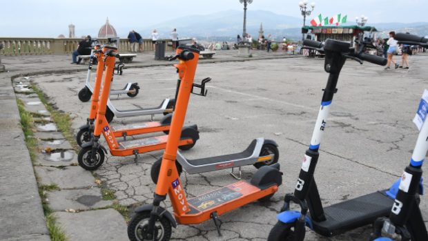 Trotinetele de închiriat vor fi interzise în Florența din aprilie 2026