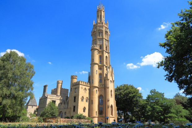 Un turn gotic de 53 de metri din Marea Britanie, care poate fi închiriat pe Airbnb, a fost scos la vânzare: are 202 trepte și 4 dormitoare