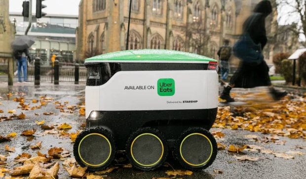 Cum vrea Uber Eats să livreze mâncare cu roboți în Marea Britanie