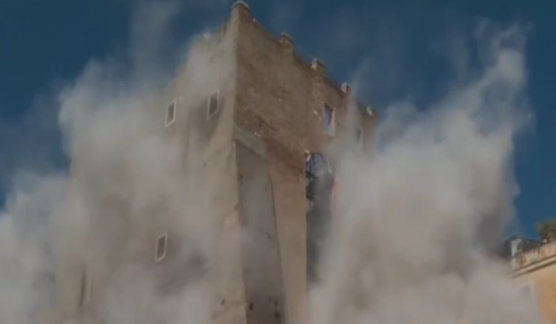 Doi muncitori români au fost prinși sub dărâmături, după prăbușirea turnului medieval Torre dei Conti, lângă Colosseum