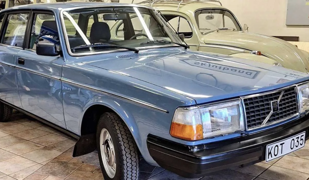 Un șofer a condus 1000 de kilometri cu o mașină nou-nouță, apoi a ascuns-o în garaj 44 de ani, în stare perfectă