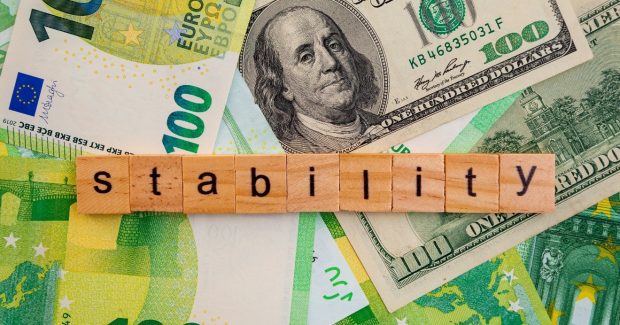 Ce faci cu banii ca să nu stea degeaba? Tot mai mulți români aleg să investească