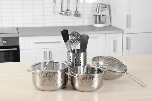 Cum să cureți obiectele din inox cu ingrediente din bucătărie