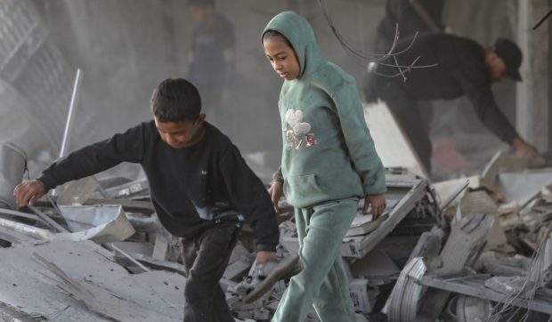 Val de bombardamente israeliene în Gaza, în ciuda armistițiului