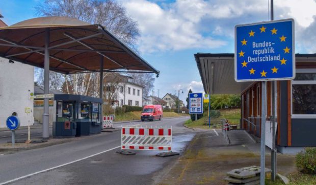 Tată elvețian amendat cu 19 euro după ce copiii au mâncat câte un croissant înainte de controlul vamal