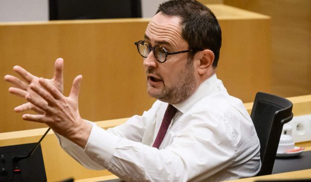 Un politician a vorbit peste 34 de ore pentru a bloca un vot în Parlamentul Belgiei