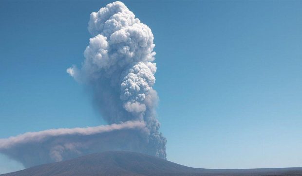 Vulcanul care a erupt pentru prima dată în 12.000 de ani a aruncat cenușă pe două continente