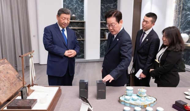 Xi Jinping i-a făcut cadou președintelui sud-coreean două smartphone-uri și a glumit despre spionaj. Ce i-a spus liderul chinez că trebuie să verifice imediat