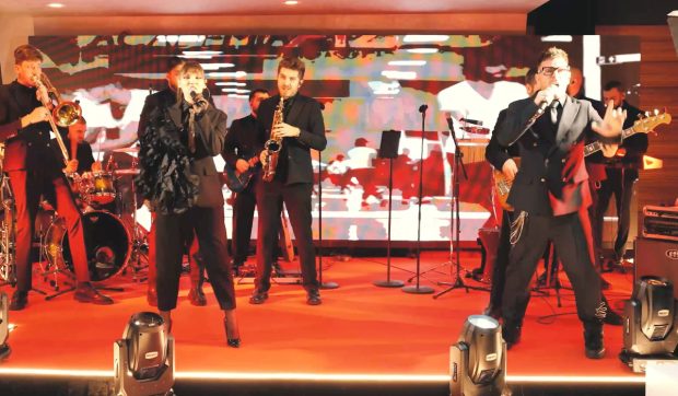 Imagine Stire Yolo Band, show de excepție la Gala Premiilor TVMania 2025. Cine sunt artiștii care au făcut show printre vedetele TV | 2review.ro