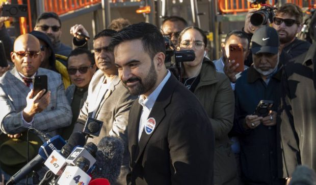 Zohran Mamdani, „cel mai mare coșmar al lui Trump”, a câștigat New York-ul vorbind despre salariul minim mai mare