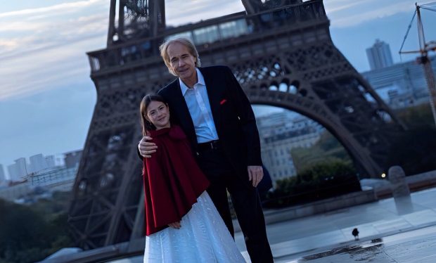 Imagine Stire Cine este Miriam Alice Vultur, fetița de 10 ani care a filmat un videoclip cu Richard Clayderman: „Este un vis împlinit” | 2review.ro
